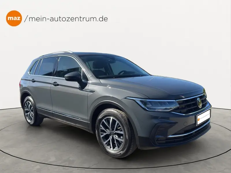 VW Tiguan von der Seite