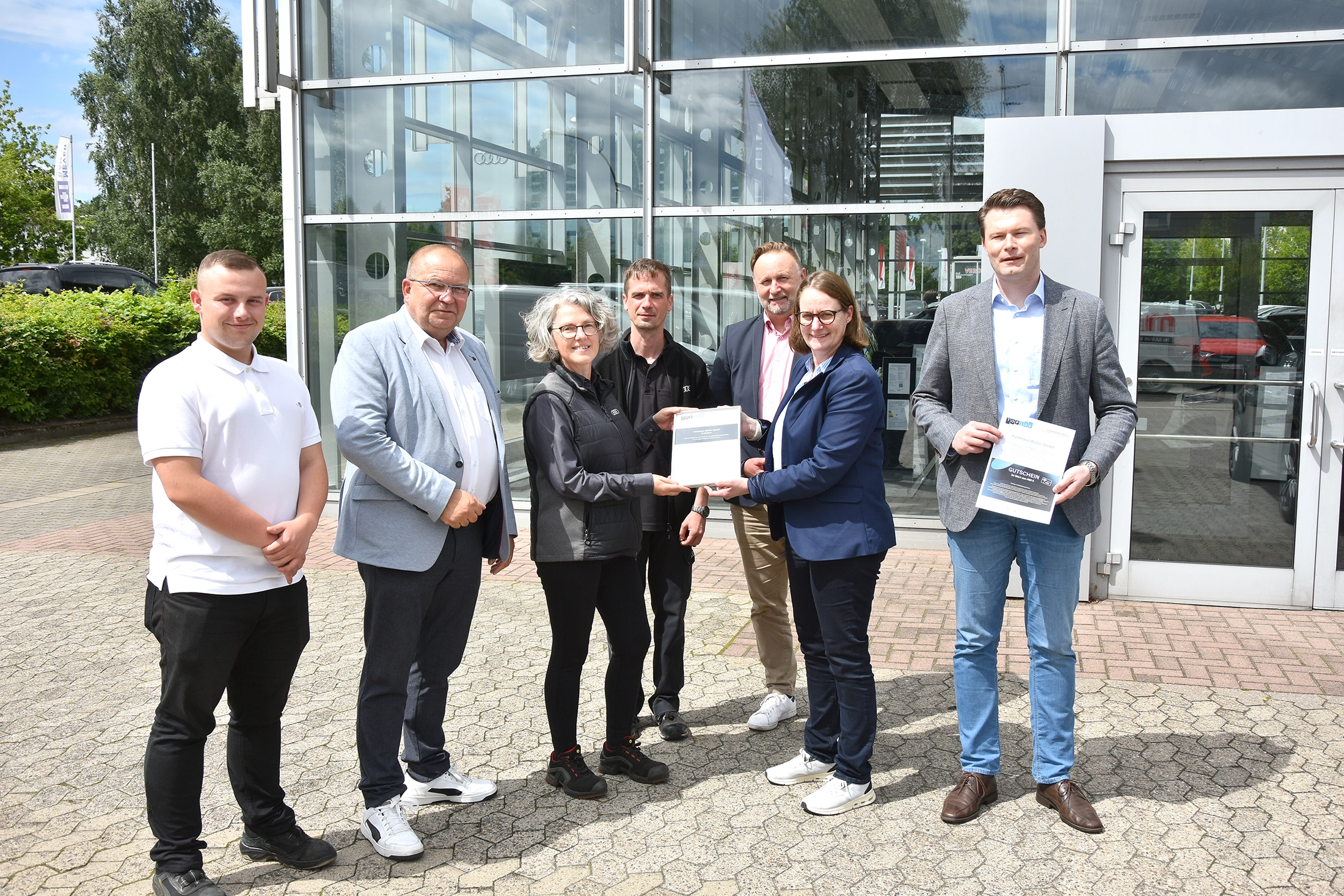 Das Team vom Autohaus Wolter am Funkturm bei der Urkundenübergabe