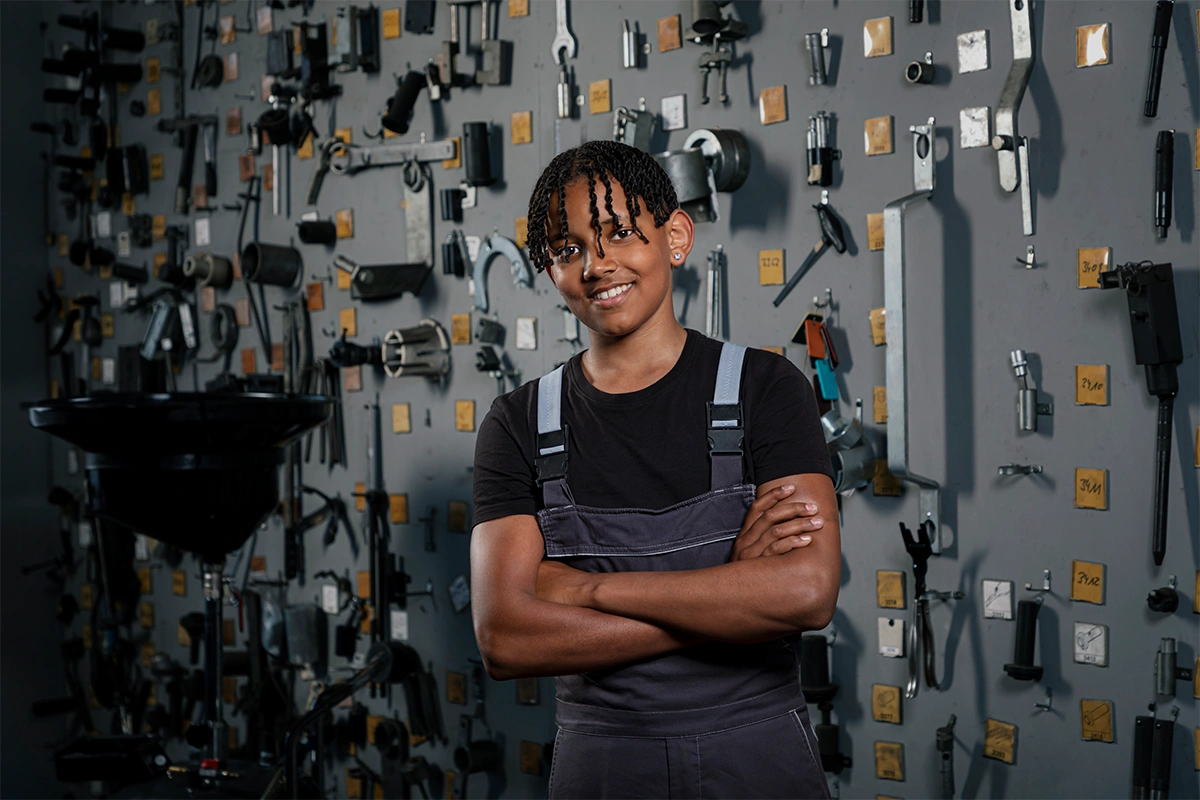 Mitarbeiter vor einer Werkzeugwand