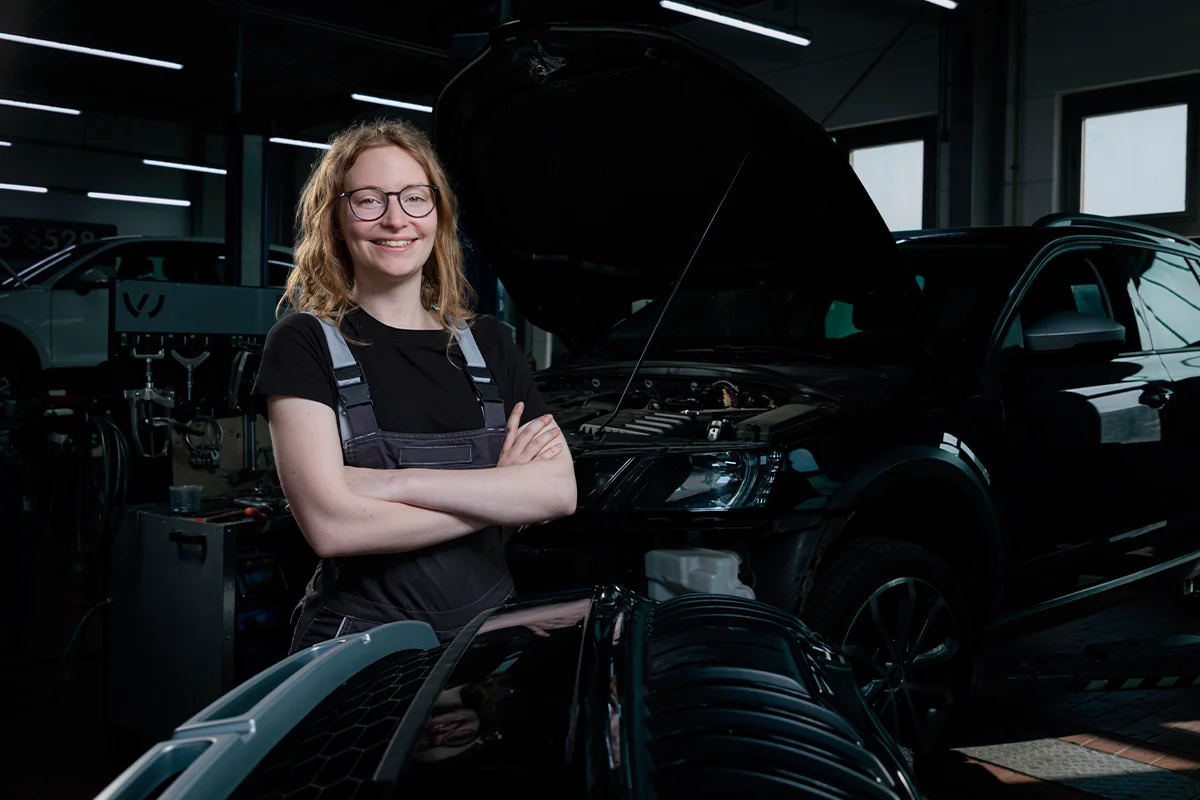 Mitarbeiter mit Karosseriewerkzeug in der Hand