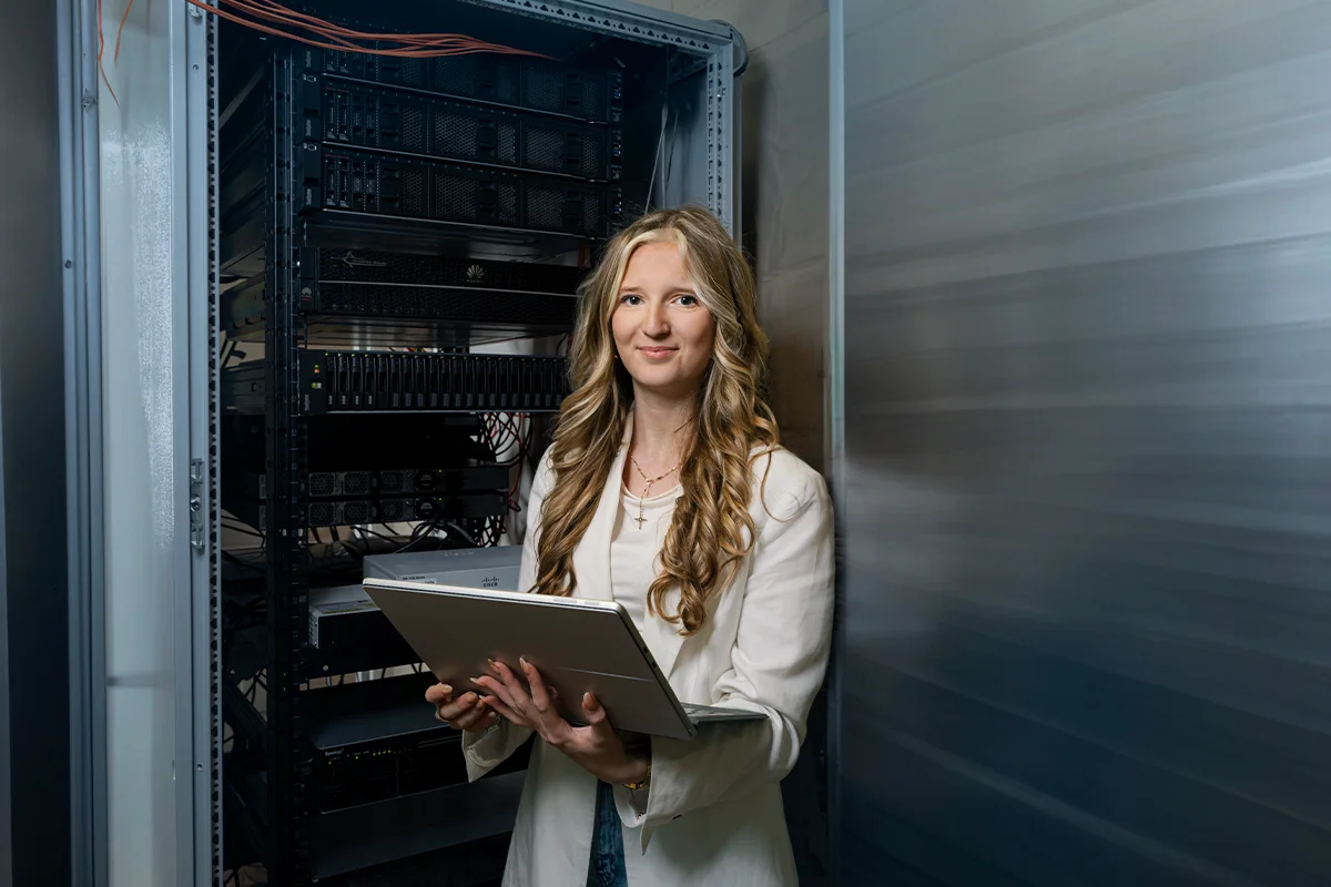 Mitarbeiter mit Laptop in der Hand