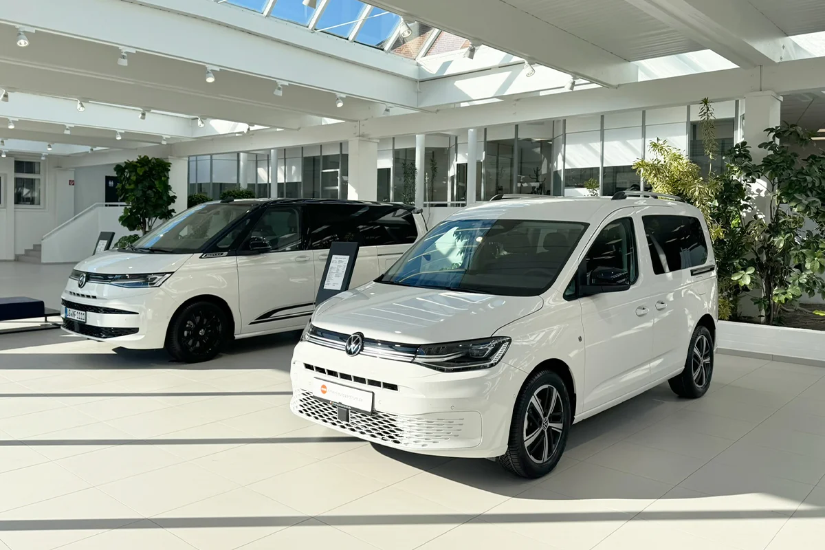 Innenbereich mit Autos der Marke VW